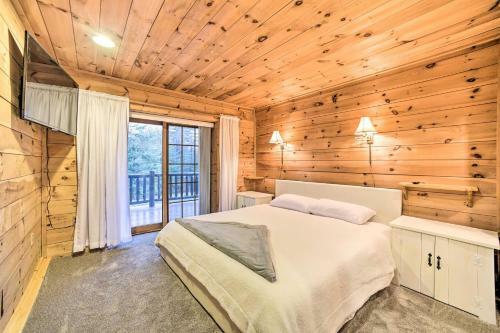 Spacious Cabin With Decks Near Saratoga Springs