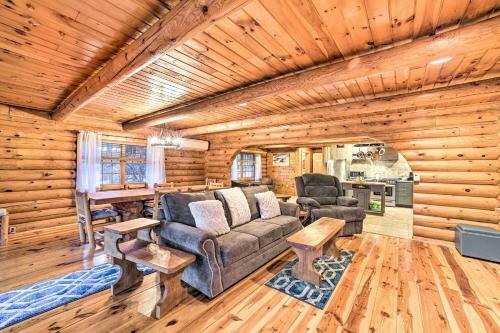Spacious Cabin With Decks Near Saratoga Springs