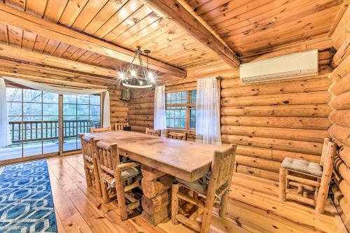 Spacious Cabin With Decks Near Saratoga Springs