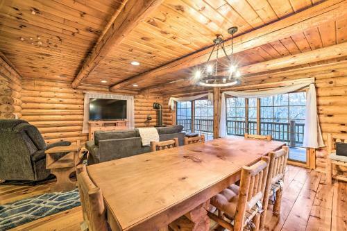 Spacious Cabin With Decks Near Saratoga Springs
