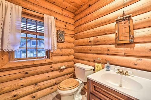 Spacious Cabin With Decks Near Saratoga Springs