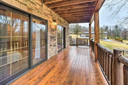 Spacious Cabin With Decks Near Saratoga Springs