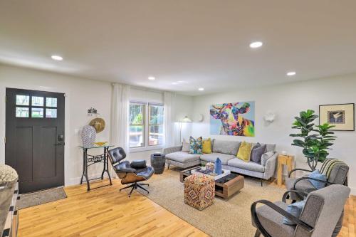 Modern Asheville Escape With Deck And Hot Tub!