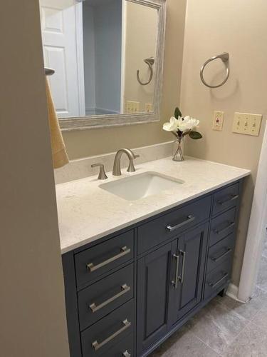 Cheerful, Bright, And Quiet Home Mins From Uptown Pet Friendly