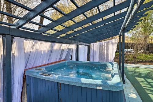 Lush Blue Birds Nest With Hot Tub And Fire Pit