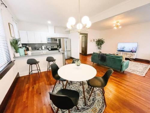 Unique Historic Loft On Main - Downtown Hendo