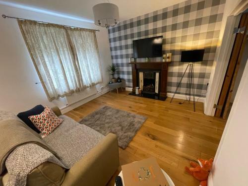 Cheerful 2 Bedroom Townhouse With Cinema Loft