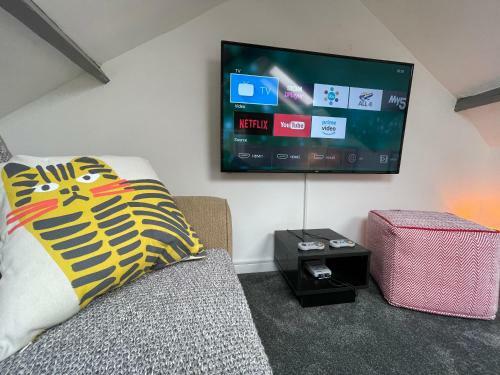 Cheerful 2 Bedroom Townhouse With Cinema Loft
