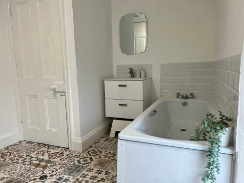 Heathcliff - 5 Bedroom House In Town Centre