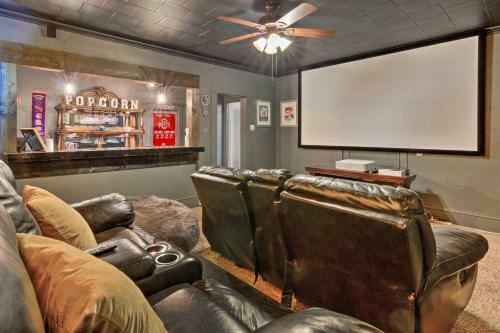 All-encompassing Escape With Pool And Hot Tub!