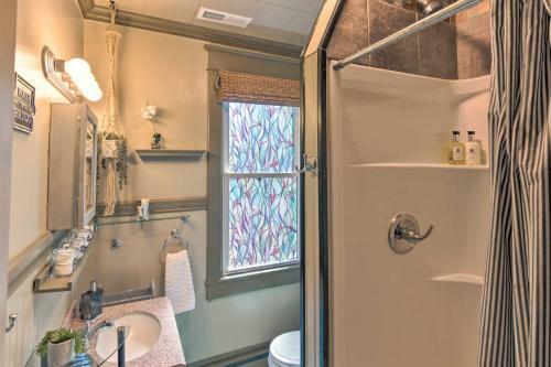 All-encompassing Escape With Pool And Hot Tub!