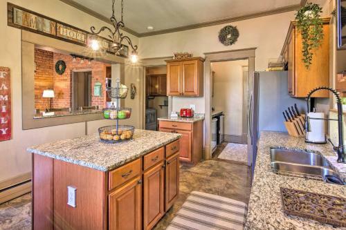 All-encompassing Escape With Pool And Hot Tub!
