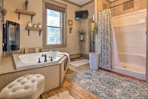 All-encompassing Escape With Pool And Hot Tub!