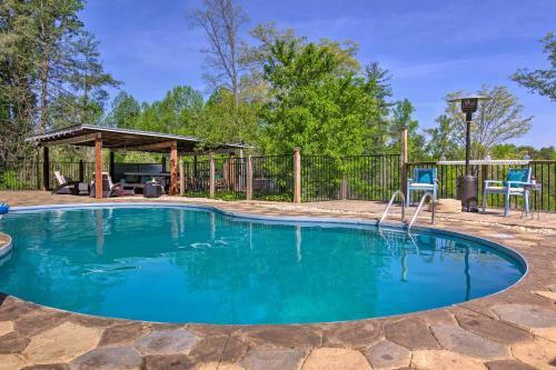 All-encompassing Escape With Pool And Hot Tub!