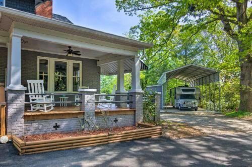All-encompassing Escape With Pool And Hot Tub!