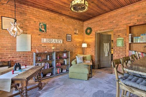 All-encompassing Escape With Pool And Hot Tub!
