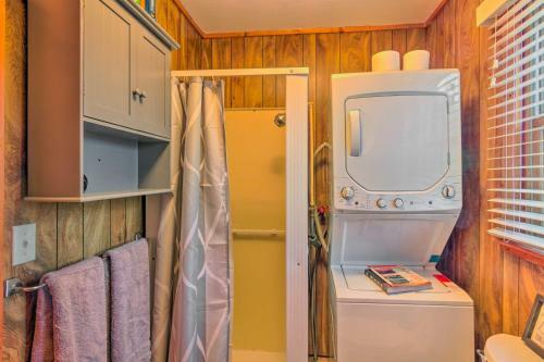 Quiet And Tranquil Spruce Pine Cabin With Views!
