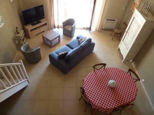 Maison De Village Avec Terrasse, Cour Et Garage.