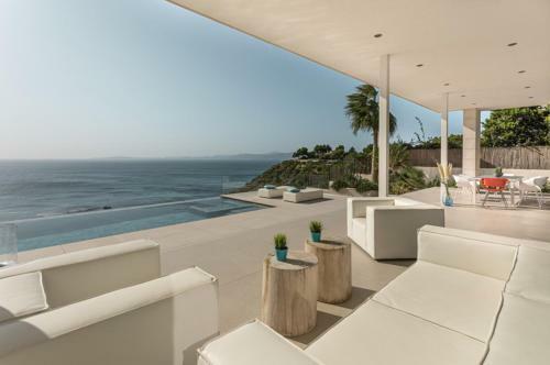Luxuri�se Villa Mit Traumblick In Erster Meereslinie