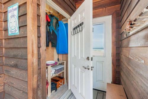 New!! Sand Dollar - Beachfront, Family Friendly Home With Highspeed Internet!