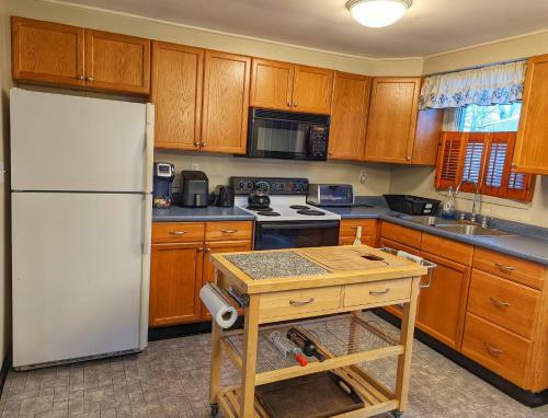 Cozy 2 Bedroom Cottage Poconos Getaway