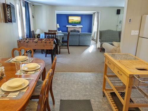 Cozy 2 Bedroom Cottage Poconos Getaway