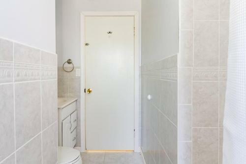 Stylish Poolside Oasis Newport 4bd 2.5ba