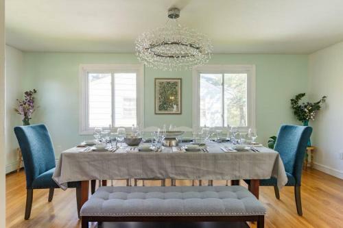 Stylish Poolside Oasis Newport 4bd 2.5ba