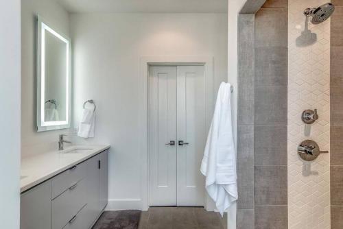 4 Connecting Condos - Sleeps 32 To 36 - Firepits - Garages - Rooftops Decks - Great Views - Security