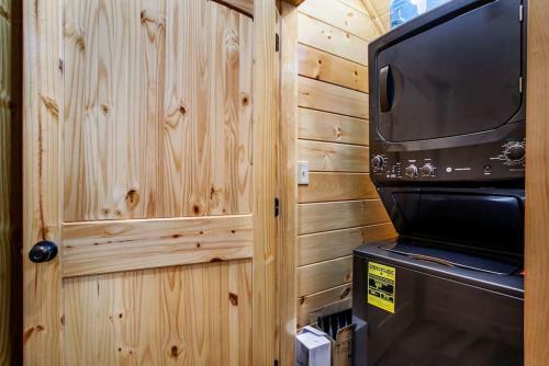 Swimming Bears Lodge Two Cabins With Pools And Hottubs