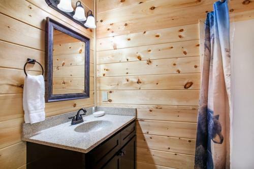 Swimming Bears Lodge Two Cabins With Pools And Hottubs