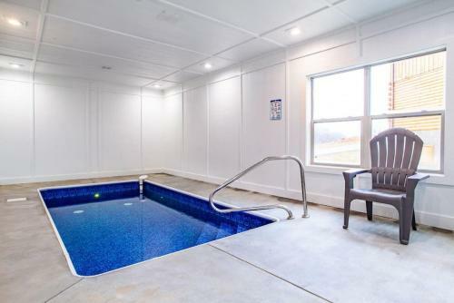 Swimming Bears Lodge Two Cabins With Pools And Hottubs