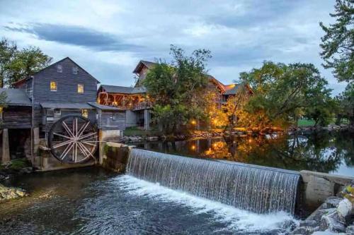 Orso's Cabin~ Views~location~theater~game Room~hot Tub~5 King Beds