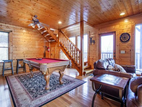 Bella Yani - Hot Tub, Pool Table, Air Hockey