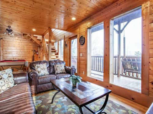 Bella Yani - Hot Tub, Pool Table, Air Hockey