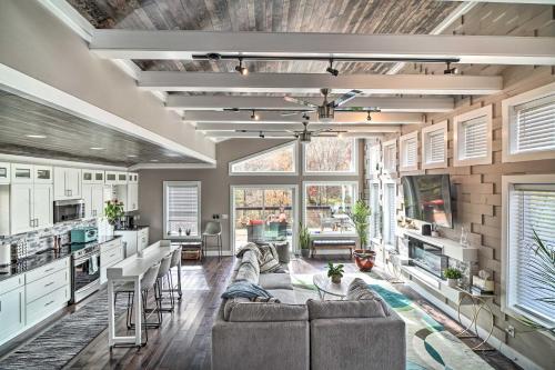 Spacious Sevierville Home With Private Hot Tub!