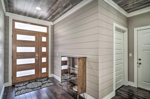 Spacious Sevierville Home With Private Hot Tub!