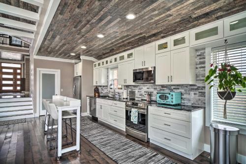 Spacious Sevierville Home With Private Hot Tub!
