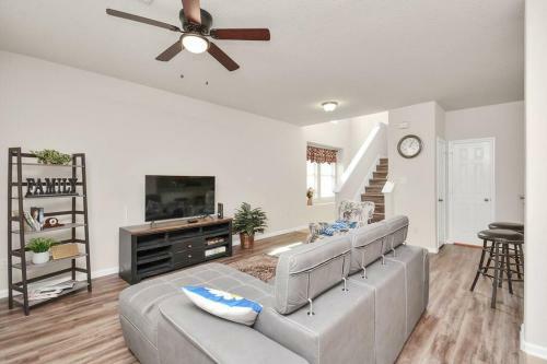 Elegant And Cozy 3br Conroe Home