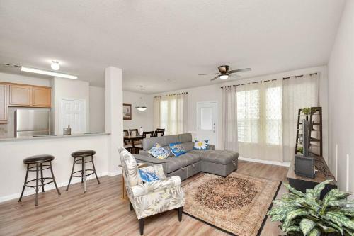 Elegant And Cozy 3br Conroe Home
