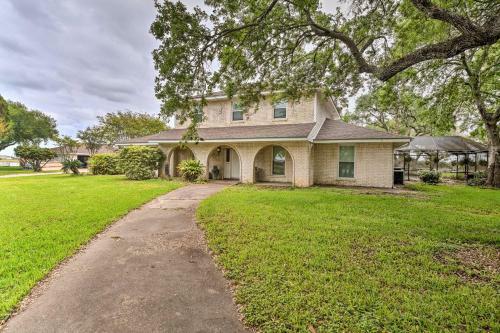 Freeport Retreat With Lake Views 6 Mi To Beach