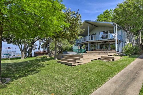 Lakefront Home On Cedar Creek With Game Room!