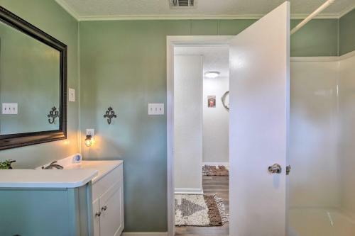 Lakefront Home On Cedar Creek With Game Room!