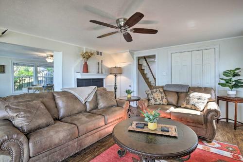 Lakefront Home On Cedar Creek With Game Room!