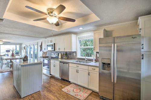 Lakefront Home On Cedar Creek With Game Room!