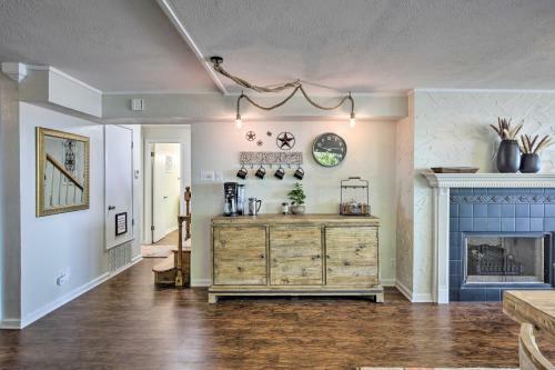 Lakefront Home On Cedar Creek With Game Room!