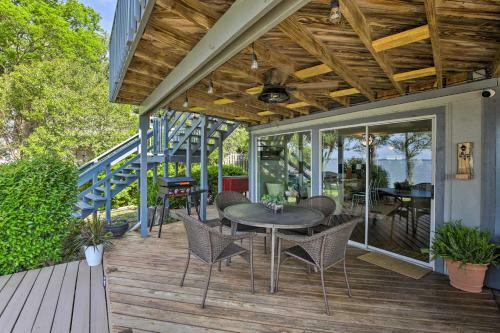 Lakefront Home On Cedar Creek With Game Room!