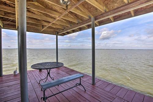 Lakefront Home On Cedar Creek With Game Room!