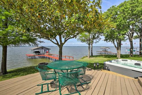 Lakefront Home On Cedar Creek With Game Room!