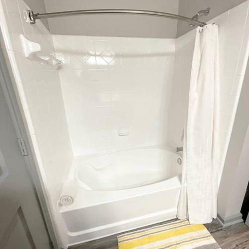An Amazing 2 Bedroom/2 Full Bath Apartment Unit With Desk